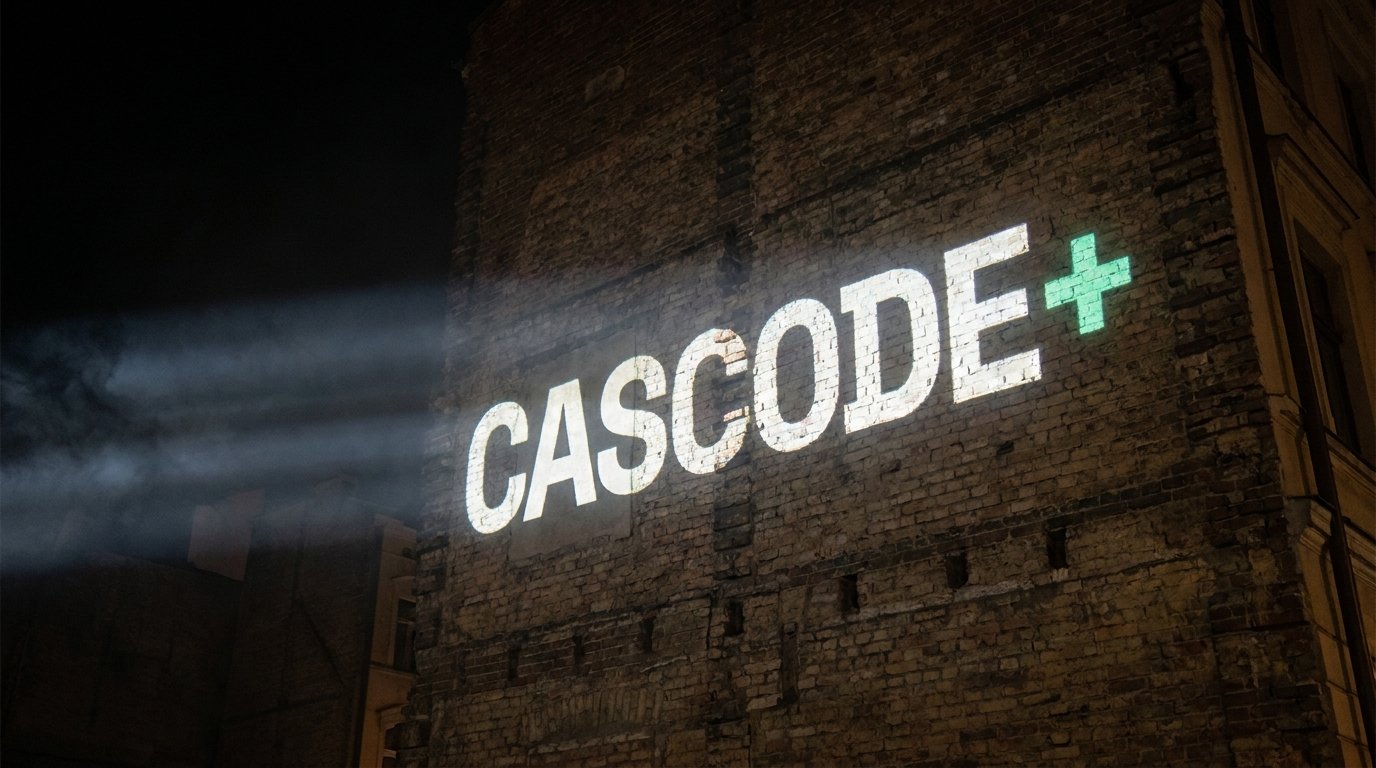 Logotipo CASCODE+ projetado em uma parede de tijolos